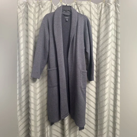 Nordstrom Mens shop robe size M/L
Grey 54% cotton 46% polyester
Great condition - Picture 2 of 6